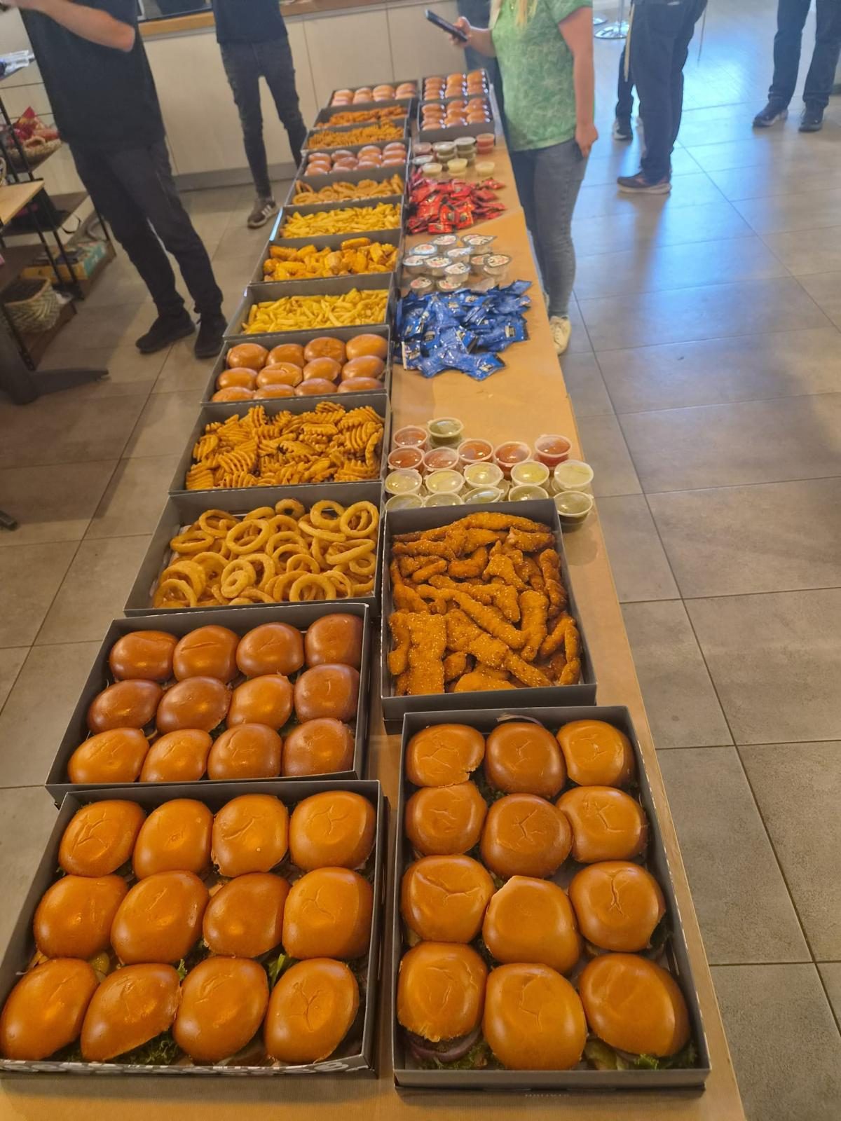 אירוע השקה — אירוע עסקי של בורגר סטיישן